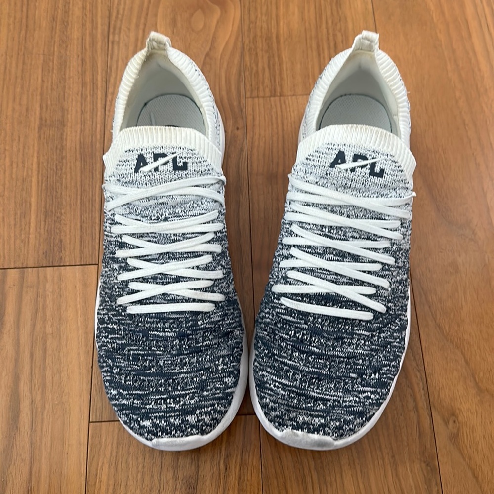 APL men’s running shoe